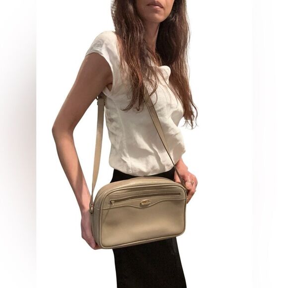 Gucci Tan Crossbody Bag with Adjustable Strap - Picture 16 of 16